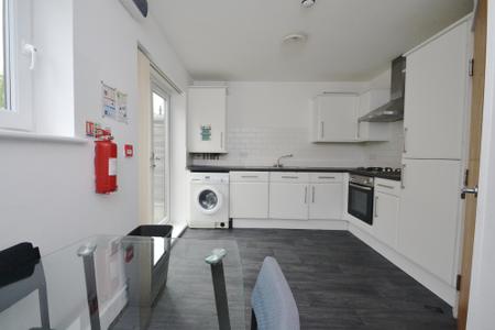 5 bedroom Town house to let in Plymouth View, Manchester, M13