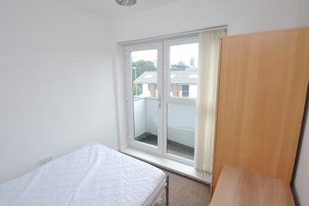 5 bedroom Town house to let in Plymouth View, Manchester, M13