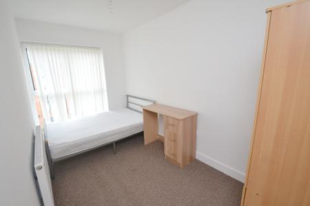 5 bedroom Town house to let in Plymouth View, Manchester, M13