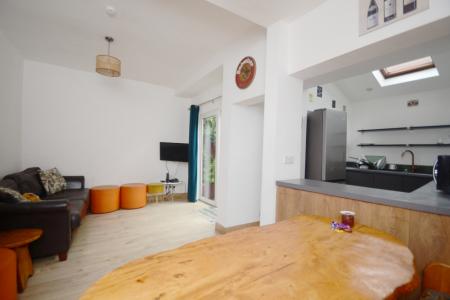 6 bedroom End of terrace house to let in Ladybarn Road, Fallowfield, Manchester, M14