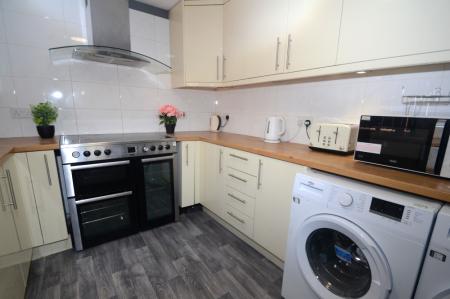 7 bedroom Terraced House to let in Moseley Road, Fallowfield, Manchester, M14