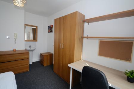 7 bedroom Terraced House to let in Moseley Road, Fallowfield, Manchester, M14