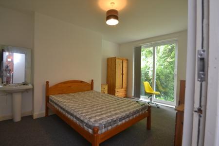 5 bedroom Semi-detached house to let in Birchfields Road, Fallowfield, Manchester, M14