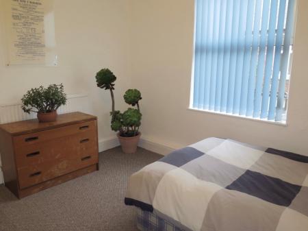 3 bedroom Flat to let in 26/27 Claremont Road, Rusholme, Manchester, M14
