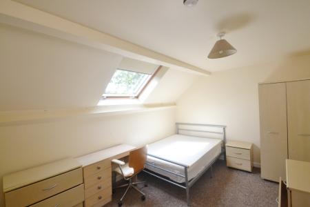 3 bedroom Flat to let in Birchfields Road, Rusholme, Manchester, M13