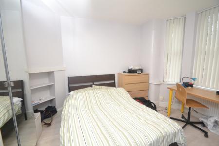 2 bedroom Flat to let in Platt Lane, Rusholme, Manchester, M14