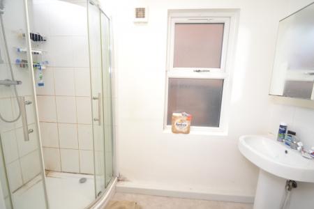 2 bedroom Flat to let in Platt Lane, Rusholme, Manchester, M14
