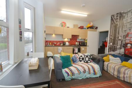 3 bedroom Flat to let in Platt Lane, Rusholme, Manchester, M14