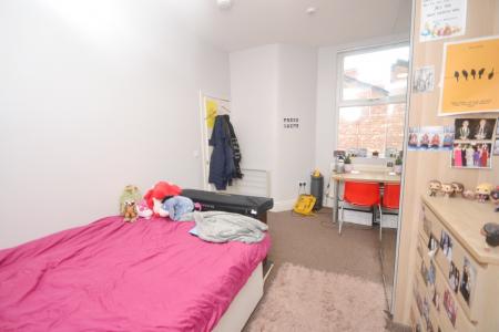 3 bedroom Flat to let in Platt Lane, Rusholme, Manchester, M14