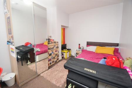 3 bedroom Flat to let in Platt Lane, Rusholme, Manchester, M14