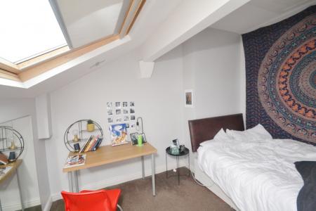 3 bedroom Flat to let in Platt Lane, Rusholme, Manchester, M14