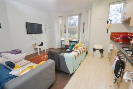 3 bedroom Flat to let in Platt Lane, Rusholme, Manchester, M14