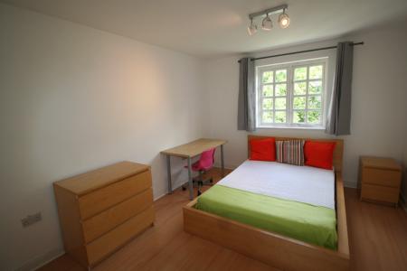 2 bedroom Flat to let in Hadfield Close, Rusholme, Manchester, M14