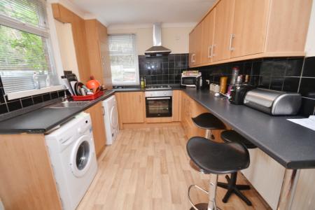 3 bedroom Detached house to let in Eileen Grove, Fallowfield, Manchester, M14