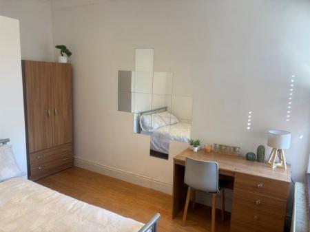 6 bedroom Semi-detached house to let in Cawdor Road, Fallowfield, Manchester, M14