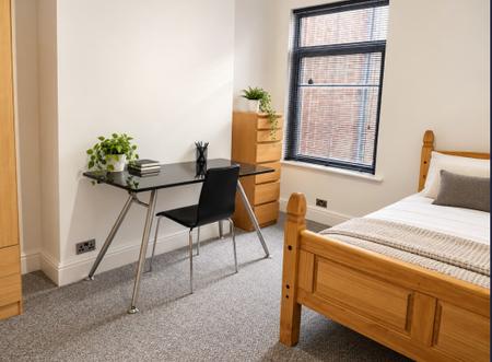 6 bedroom Terraced House to let in Carmoor Road, Manchester, M13
