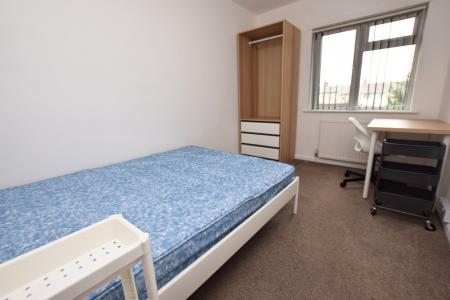 5 bedroom Semi-detached house to let in London Road, Far Cotton, Northampton, NN4