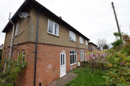5 bedroom Semi-detached house to let in London Road, Far Cotton, Northampton, NN4
