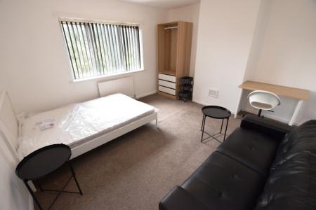 5 bedroom Semi-detached house to let in London Road, Far Cotton, Northampton, NN4