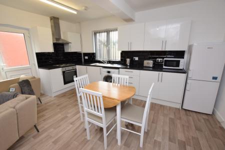 5 bedroom Semi-detached house to let in London Road, Far Cotton, Northampton, NN4