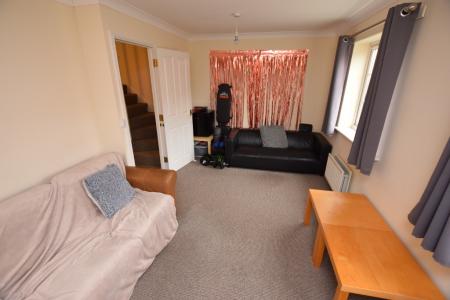 6 bedroom Semi-detached house to let in West Cotton Close, Far Cotton, Northampton, NN4