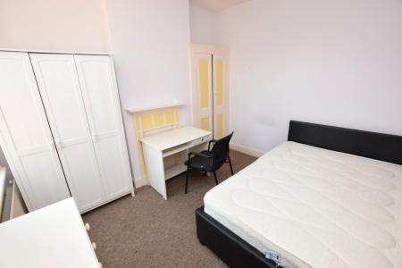 4 bedroom Terraced House to let in Kingsthorpe Grove, Kingsthorpe, Northampton, NN2