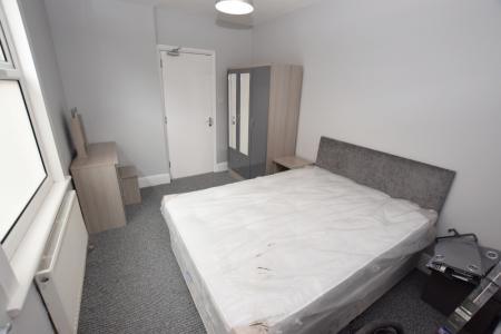 6 bedroom Terraced House to let in Adams Avenue, Abington, Northampton, NN1