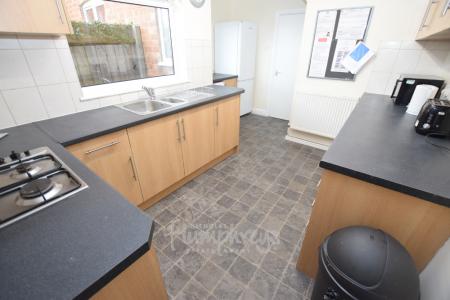 5 bedroom Semi-detached house to let in Langdale Road, Northampton, NN2