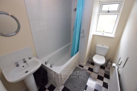 5 bedroom House share to let in Langdale Road, Northampton, NN2
