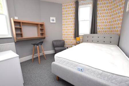 6 bedroom Terraced House for sale in Burns Street, Abington, Northampton, NN1