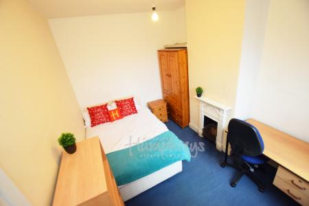 4 bedroom Terraced House to let in Lutterworth Road, Abington, Northampton, NN1