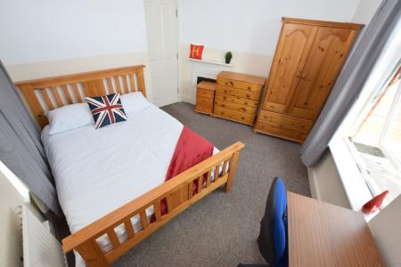 2 bedroom Flat to let in Monks Park Road, Abington, Northampton, NN1