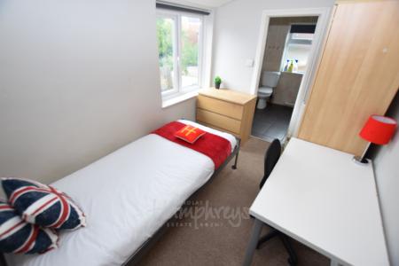 4 bedroom Terraced House to let in Oakley Street, Northampton, NN1