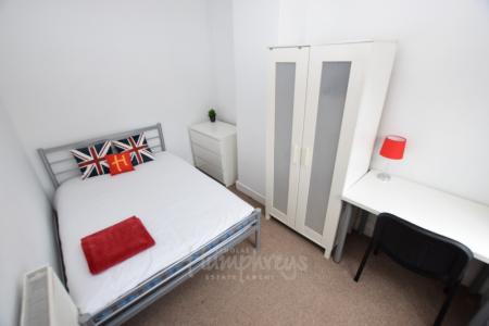 4 bedroom Terraced House to let in Oakley Street, Northampton, NN1