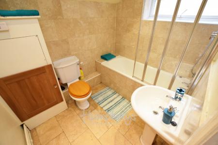 4 bedroom Terraced House to let in Artizan Road, Abington, Northampton, NN1