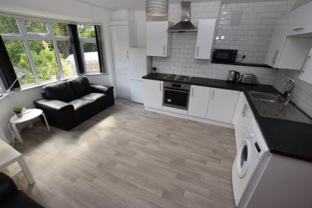 3 bedroom Flat to let in London Road, Northampton, NN4
