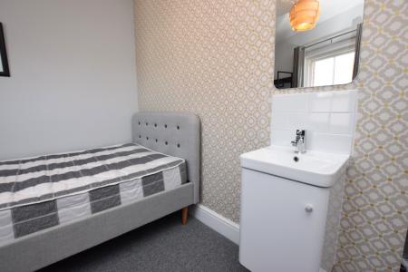 1 bedroom House share to let in Burns Street, Abington, Northampton, NN1