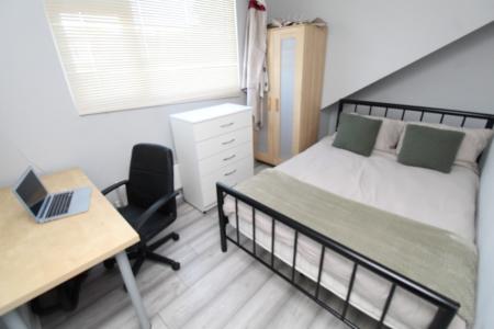 5 bedroom Semi-detached house for sale in Lois Avenue, Lenton, Nottingham, NG7