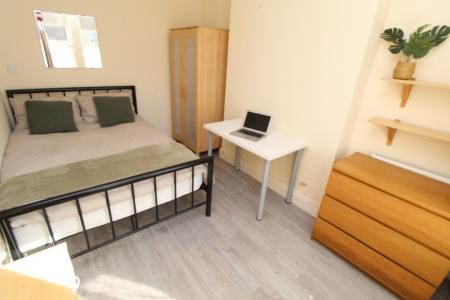 5 bedroom Semi-detached house for sale in Lois Avenue, Lenton, Nottingham, NG7