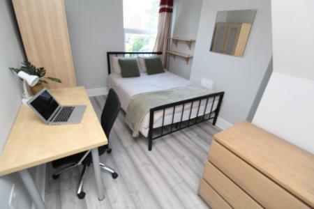 5 bedroom Semi-detached house for sale in Lois Avenue, Lenton, Nottingham, NG7