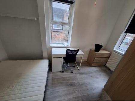5 bedroom Detached house to let in Beeston Road, Dunkirk, Nottingham, NG7