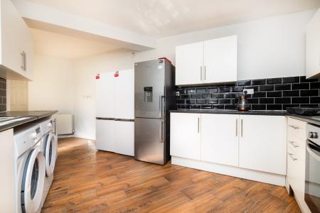 6 bedroom Town house to let in Radford Road, Radford, Nottingham, NG7