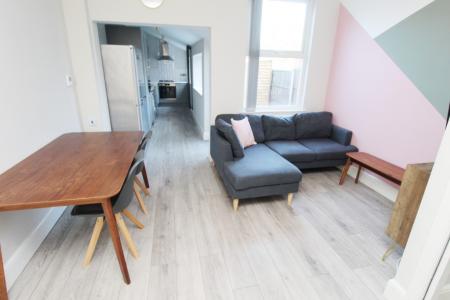 4 bedroom Semi-detached house to let in City Road, Dunkirk, Nottingham, NG7