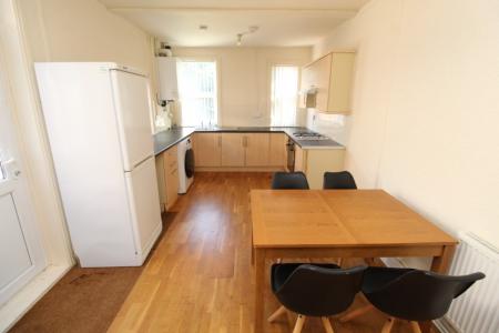 4 bedroom Detached house to let in Ella Road, West Bridgford, NG2