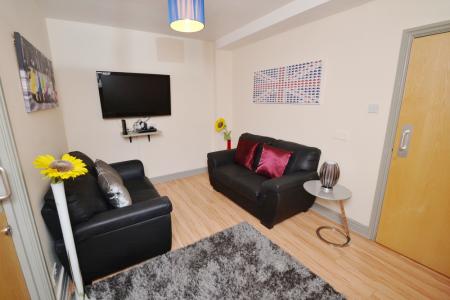 3 bedroom Flat to let in Mount Hooton Road, Nottingham, NG7