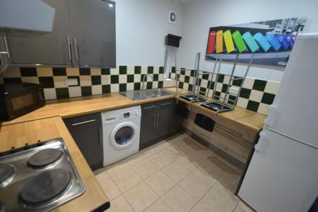 3 bedroom Flat to let in Mount Hooton Road, Nottingham, NG7