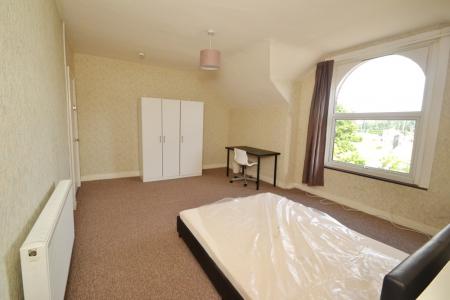 5 bedroom Semi-detached house to let in Trent Boulevard, West Bridgford, NG2