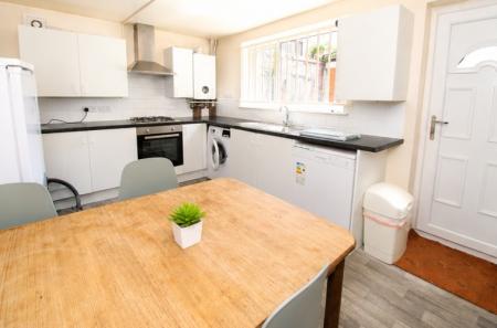 5 bedroom Detached house to let in Kimbolton Avenue, Lenton, Nottingham, NG7