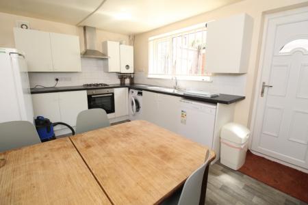 5 bedroom Detached house to let in Kimbolton Avenue, Lenton, Nottingham, NG7