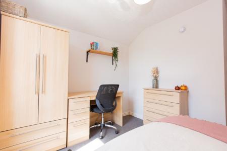 4 bedroom Semi-detached house to let in South Road, West Bridgford, NG2